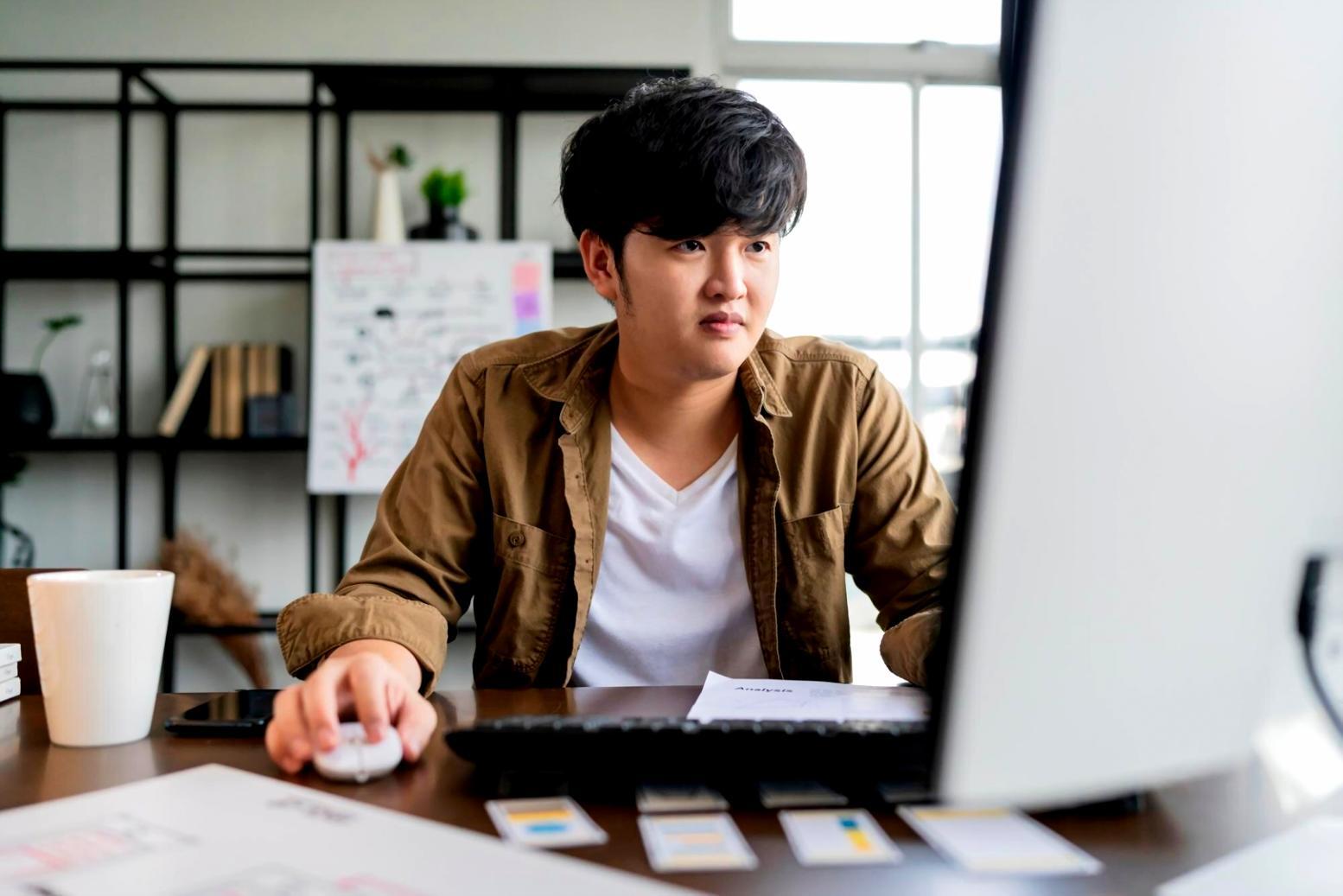 Arbeitsplatz mit Finanzberichten und Analysen